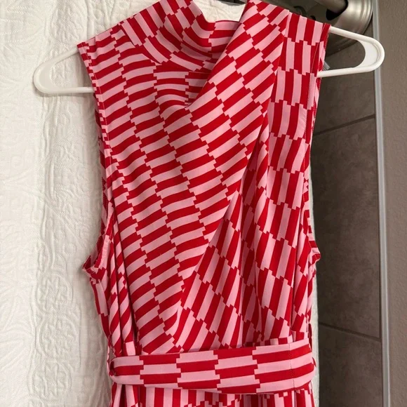 Elegant Red Geometric Pattern Dress - Picture 5 of 7